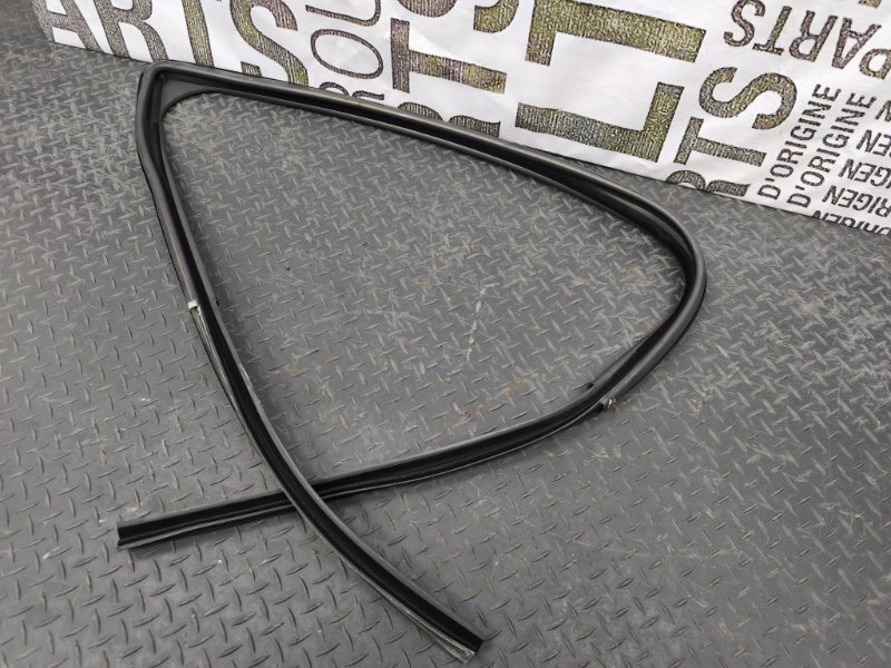 Уплотнитель стекла двери