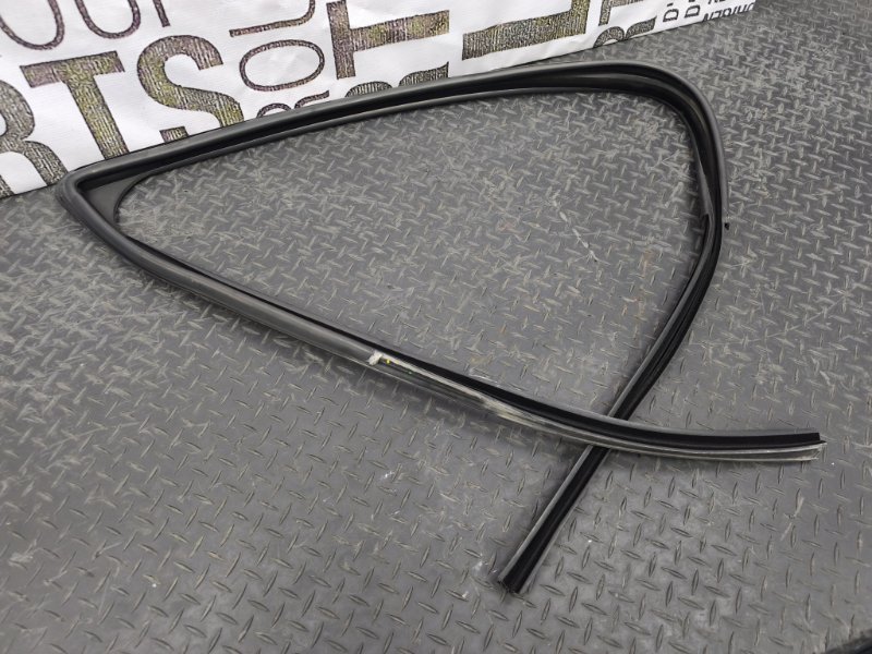 Уплотнитель стекла двери