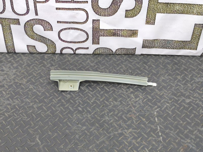 Направляющая стекла     двери