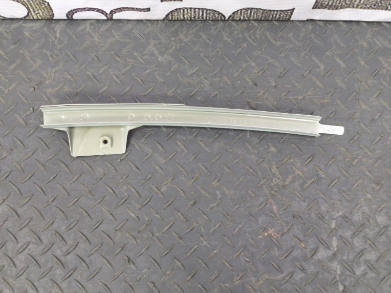 Направляющая стекла     двери