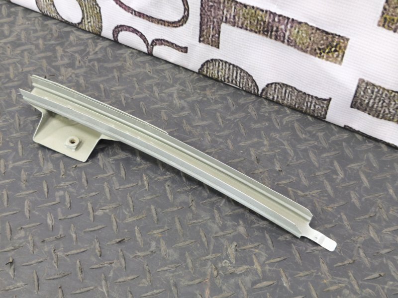 Направляющая стекла     двери