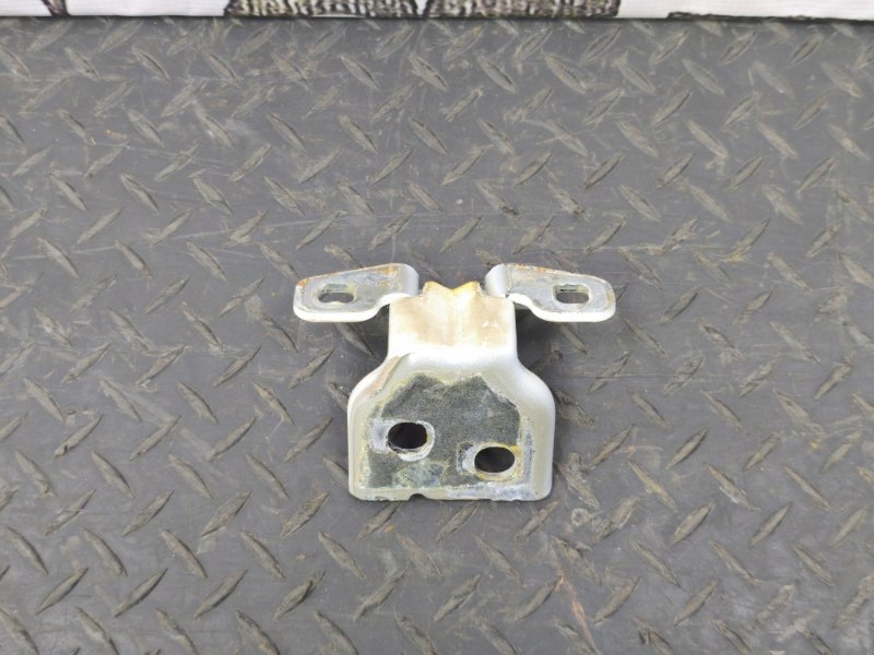 Петля двери