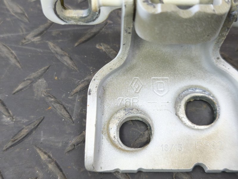 Петля двери