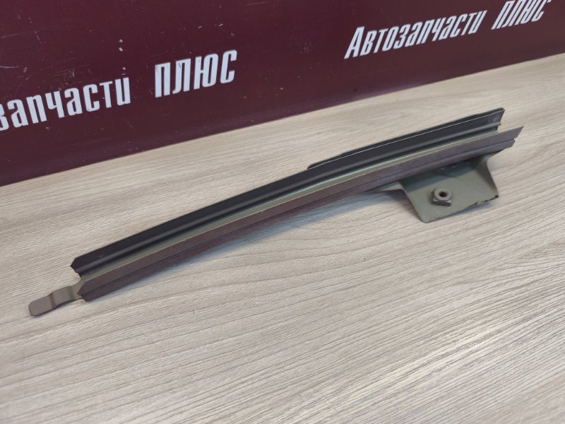 Направляющая стекла     двери