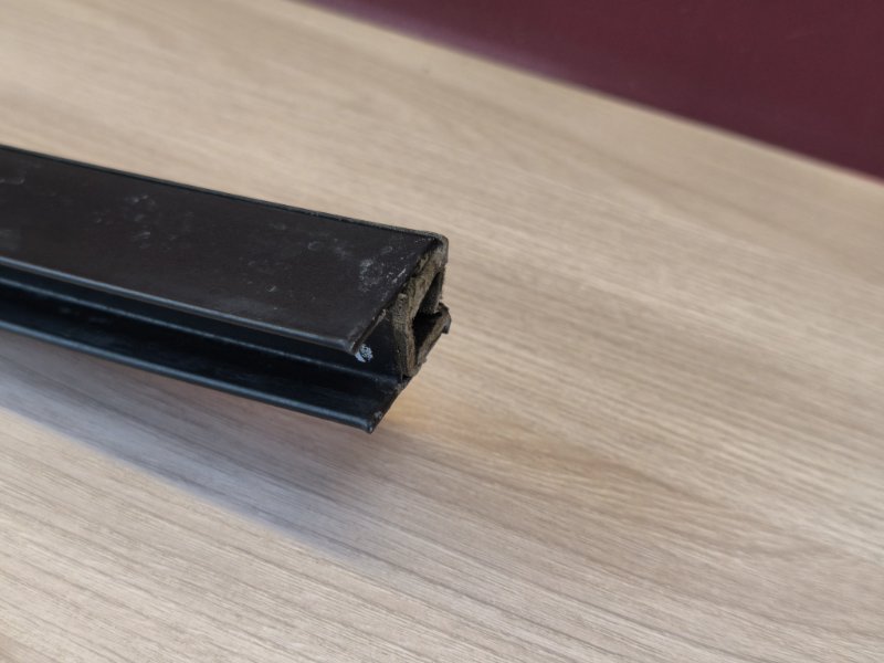 Направляющая стекла двери