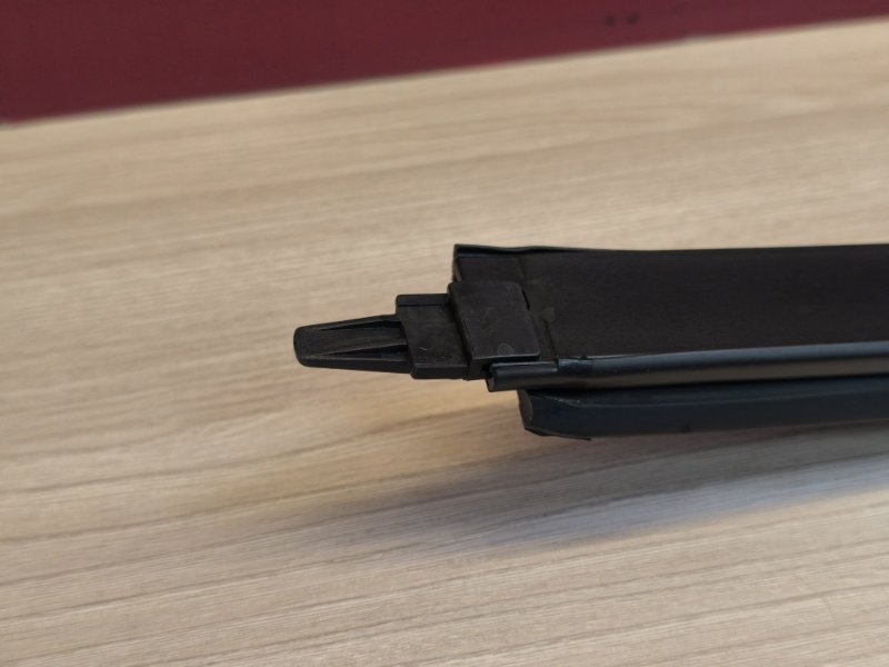 Направляющая стекла двери