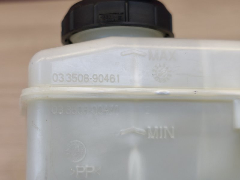 Бачок главного тормозного цилиндра