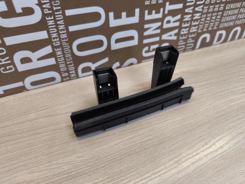 Направляющая стекла     двери