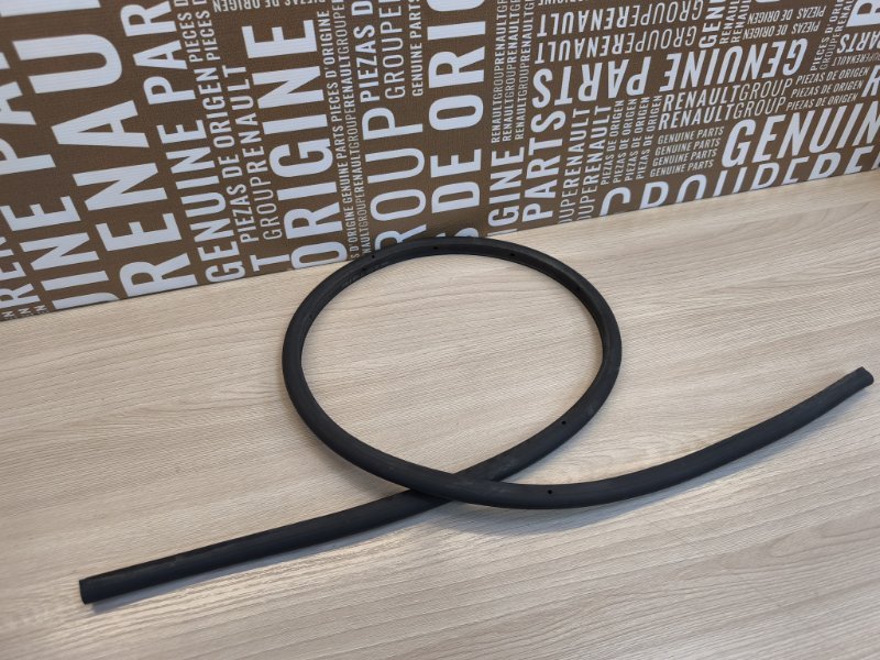 Уплотнительная резинка боковой двери