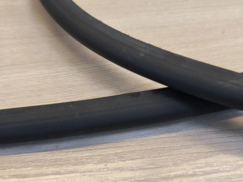 Уплотнительная резинка боковой двери