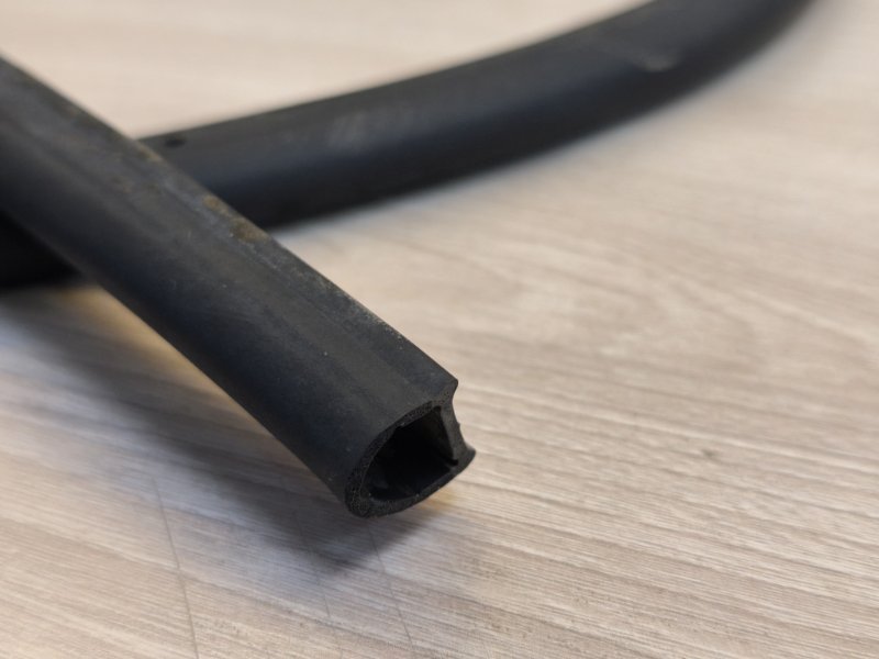 Уплотнительная резинка боковой двери