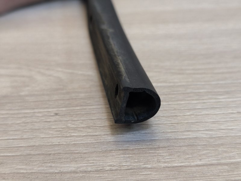 Уплотнительная резинка боковой двери