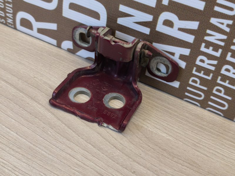 Петля двери