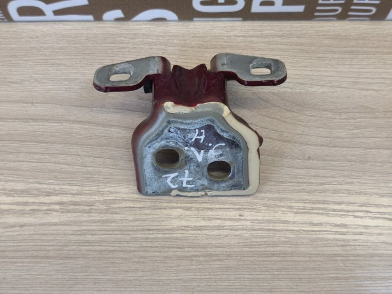 Петля двери