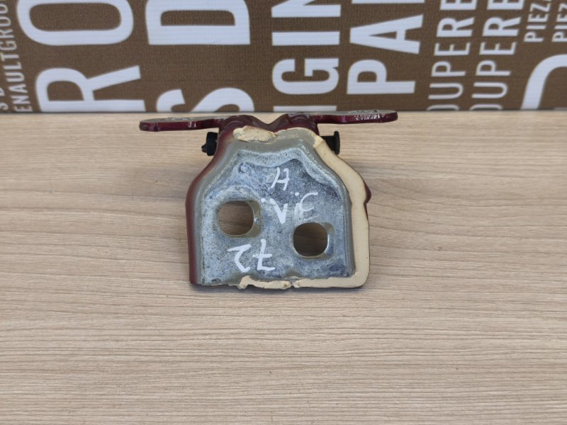 Петля двери