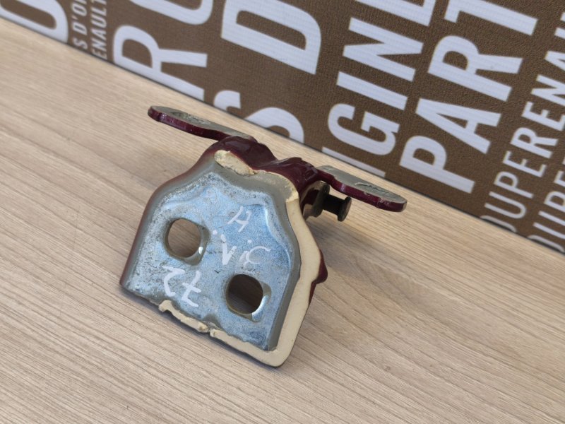 Петля двери