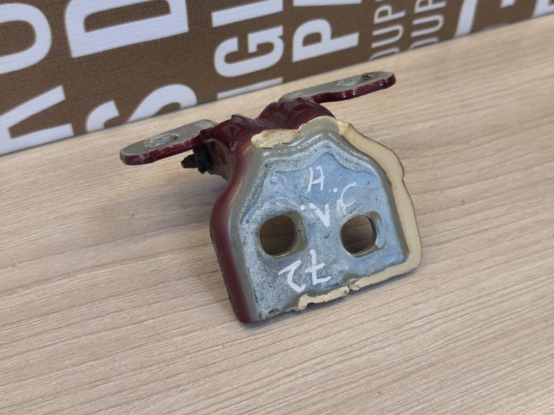 Петля двери