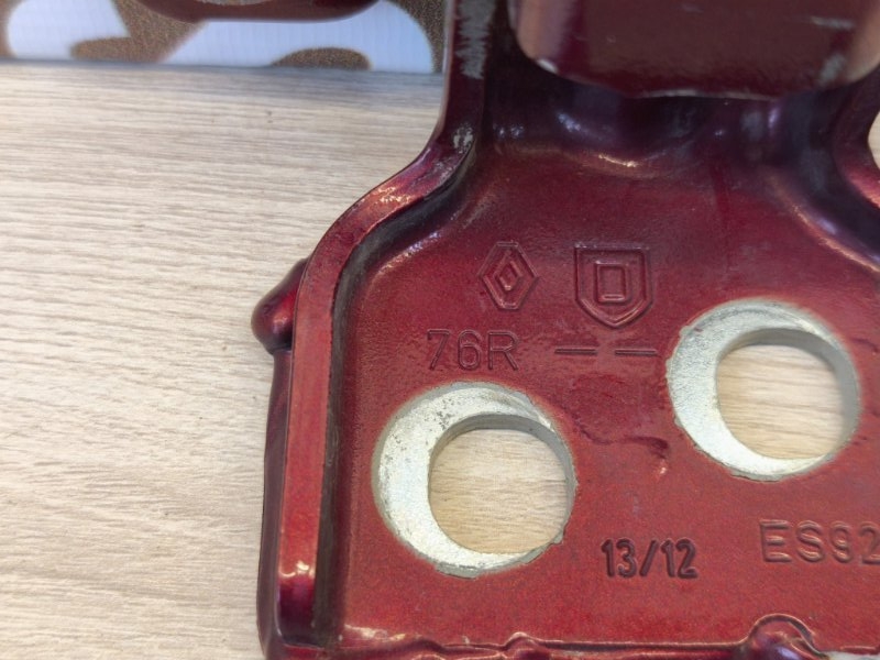 Петля двери