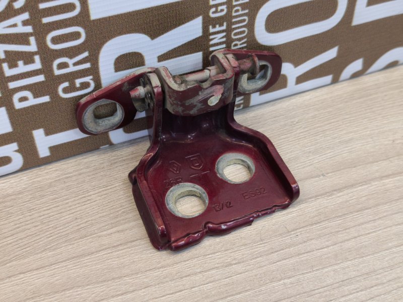 Петля двери