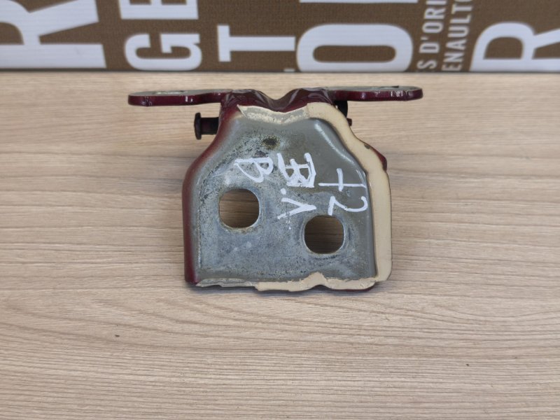 Петля двери