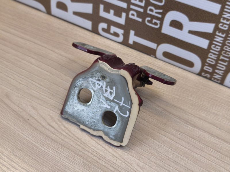 Петля двери