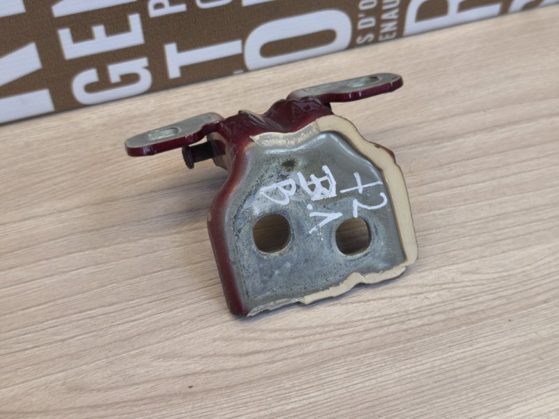 Петля двери