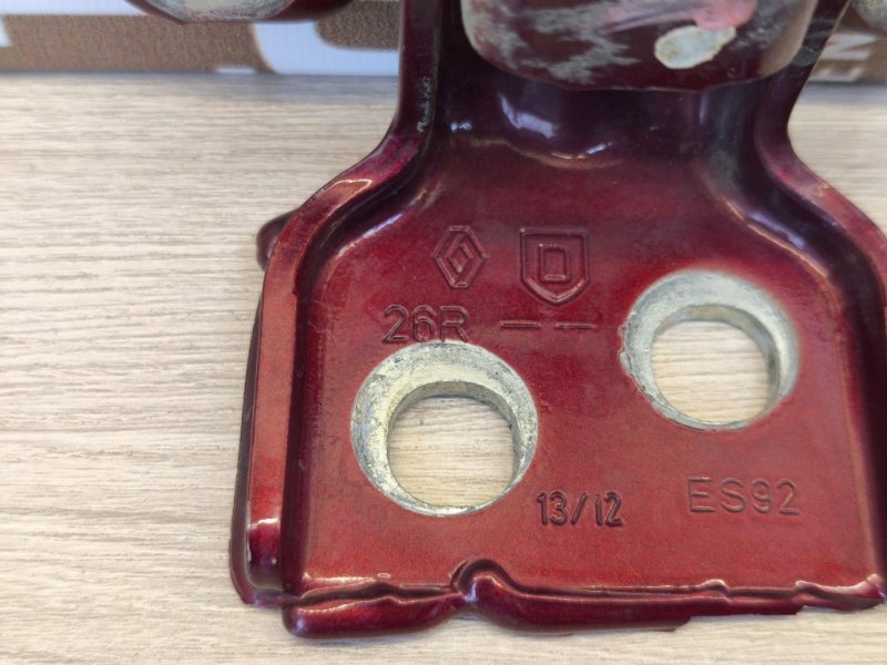 Петля двери