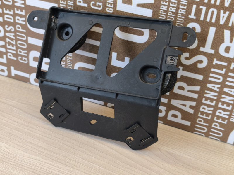 Кронштейн блока управления двигателем