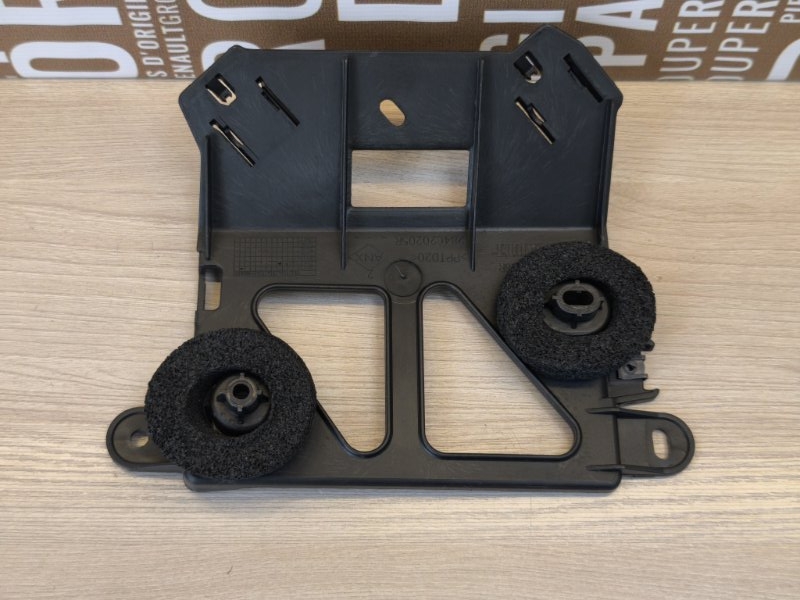 Кронштейн блока управления двигателем