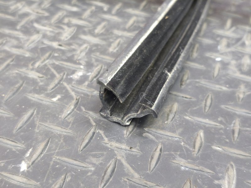 Уплотнитель стекла двери