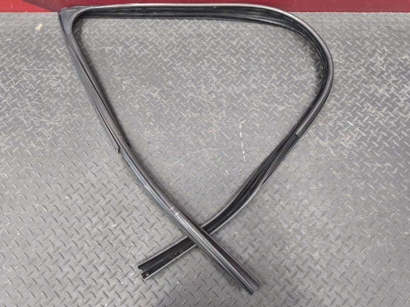 Уплотнитель стекла двери