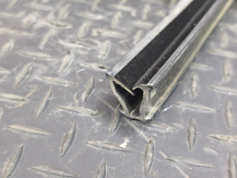 Уплотнитель стекла двери