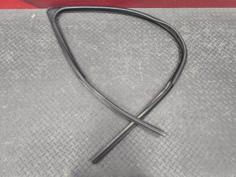 Уплотнитель стекла двери