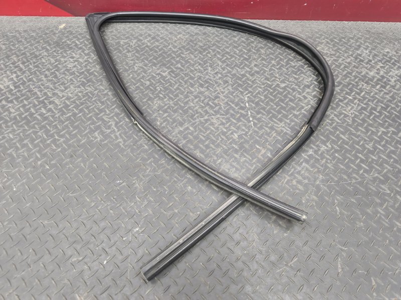 Уплотнитель стекла двери