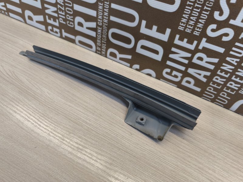 Направляющая стекла     двери