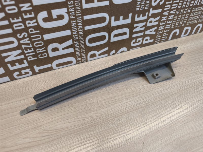 Направляющая стекла     двери