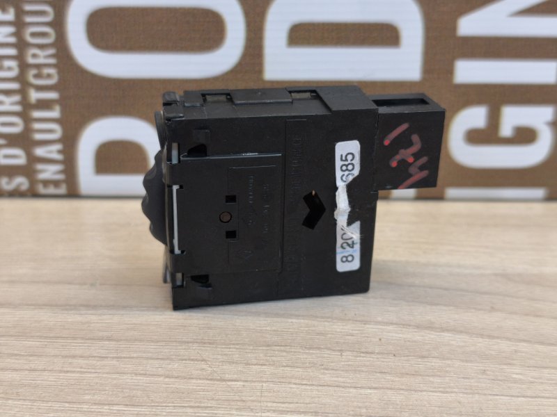 Кнопка корректора фар