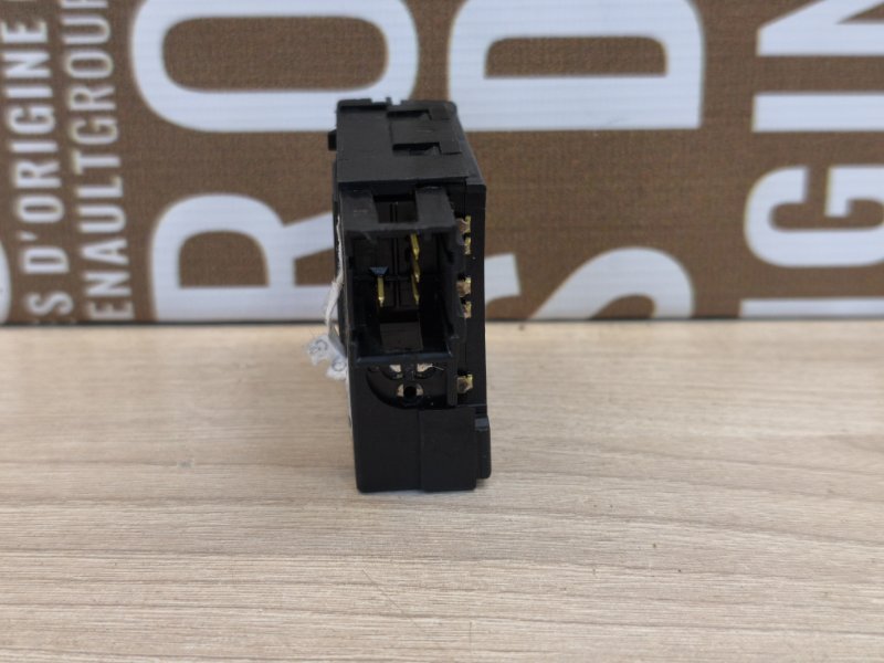 Кнопка корректора фар