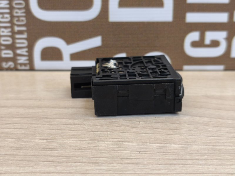 Кнопка корректора фар