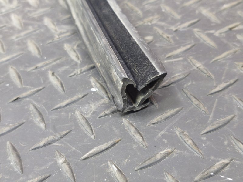 Уплотнитель стекла двери