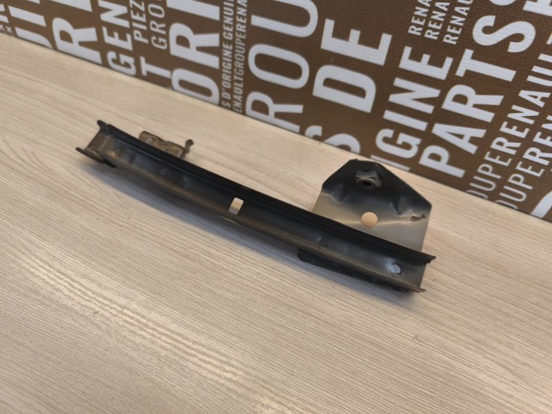 Направляющая стекла двери