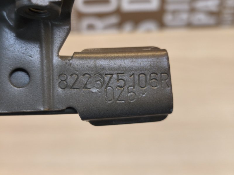 Направляющая стекла двери