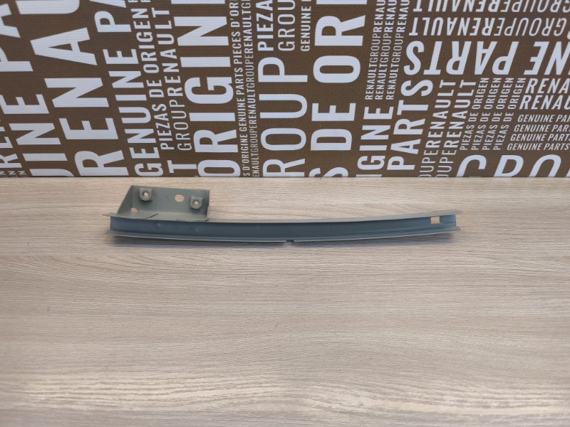 Направляющая стекла двери