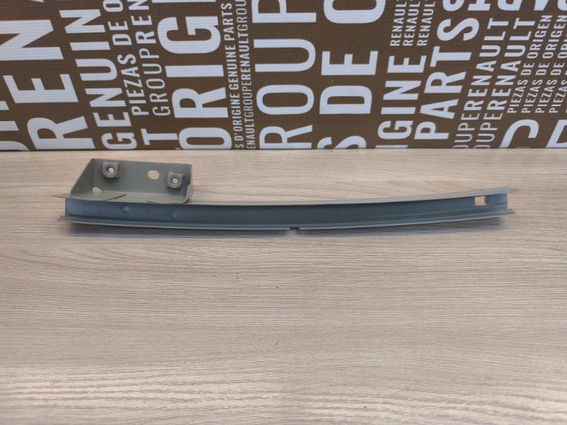 Направляющая стекла двери