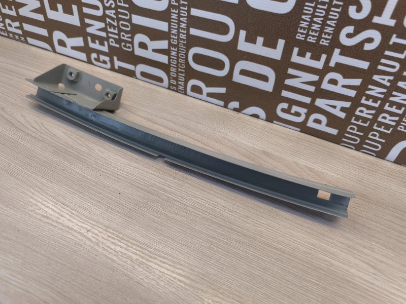 Направляющая стекла двери