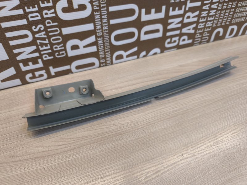 Направляющая стекла двери