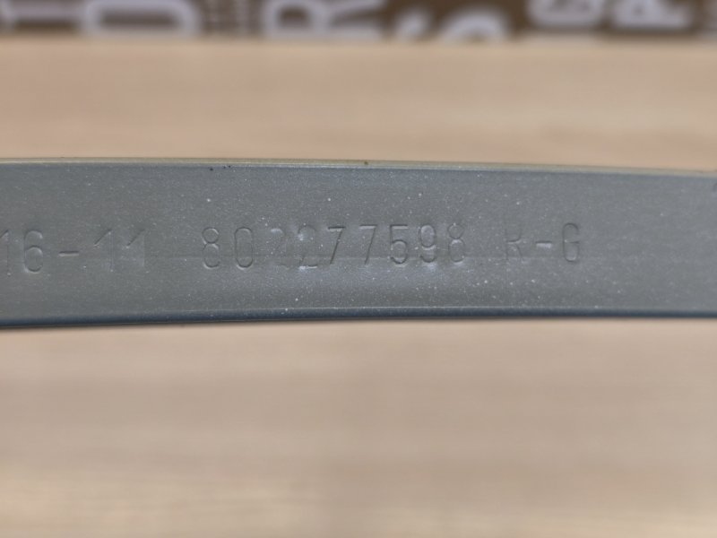 Направляющая стекла двери