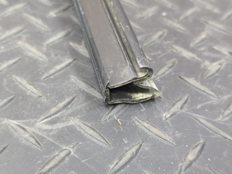 Уплотнитель стекла двери