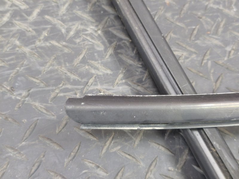 Уплотнитель стекла двери