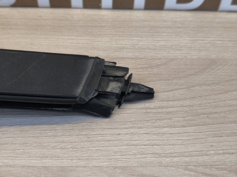 Направляющая стекла     двери